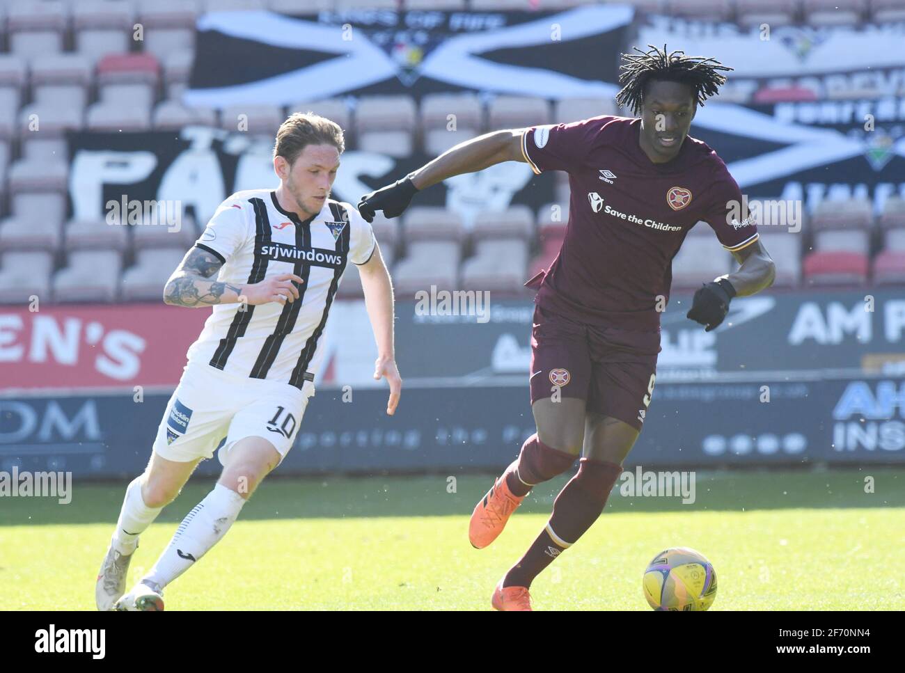 East End Park, Dunfermline.Fife Scotland UK 3. April 21 Dunfermline gegen Hearts Scottish Championship Match. Der französische Stürmer von Hearts, Armand Gnanduillet, mit Dunfermline Declan McManus Credit: eric mccowat/Alamy Live News Stockfoto