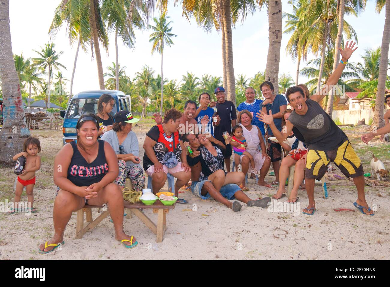 Philippinische Familie und Freunde genießen gemeinsam den Strand und ein paar Drinks. Santa Fe, Bantayan Island, Cebu, Philippinen Stockfoto