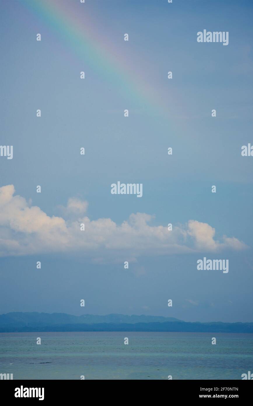 Küstengewässer mit Blick auf das Festland Cebu, Santa Fe und Bantayan Island. Philippinen. Regenbogen über dem Kopf Stockfoto