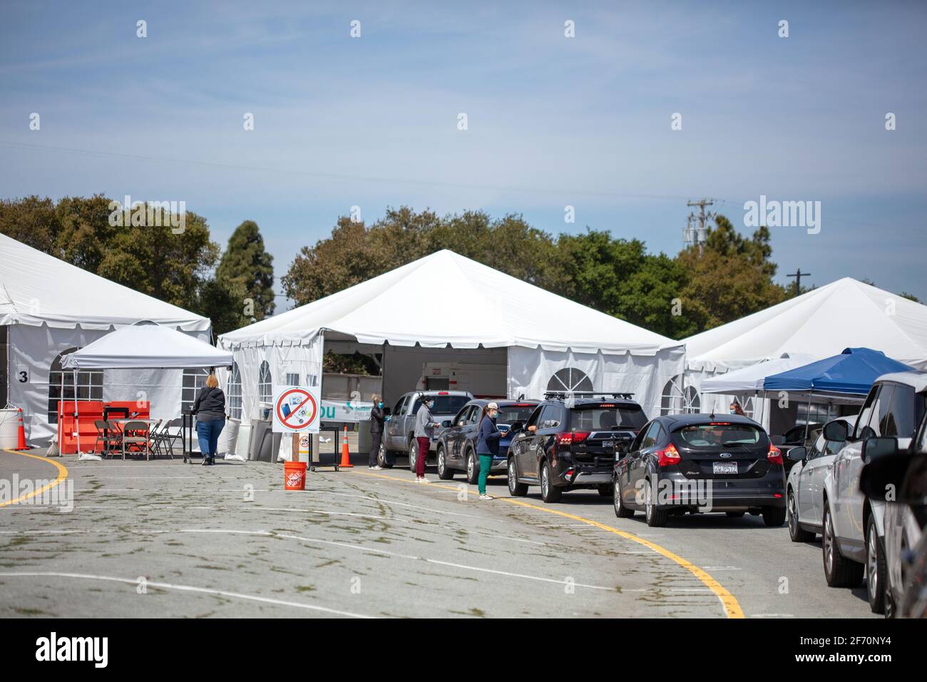 Eine Covid-19 Sutter Health-Fahrt durch die Impfstelle in Santa Cruz, Kalifornien. 3. April 2021 Stockfoto