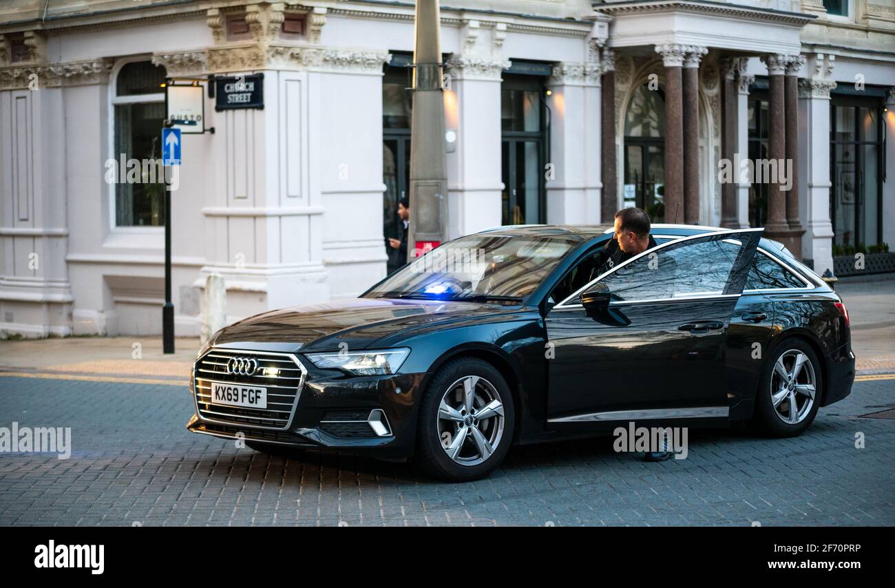 Ungezeichneter schwarzer Audi A6 mit bewaffnetem Reaktionskolon in der Colmore Row in Birmingham, Großbritannien, an der Kreuzung mit Church Street. British Transport Police / West Midlands Police / bewaffnetes Einsatzfahrzeug Stockfoto