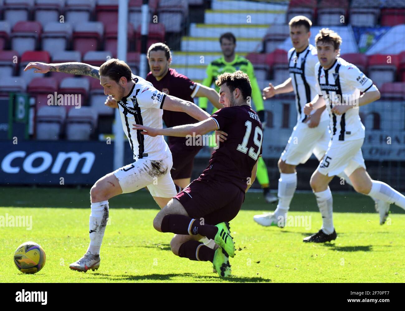 East End Park, Dunfermline.Fife Scotland UK 3. April 21 Dunfermline gegen Hearts Scottish Championship Match. Dunfermlines Declan McManus wird von Hearts' Mittelfeldspieler Andy Irving angegangen, Quelle: eric mccowat/Alamy Live News Stockfoto
