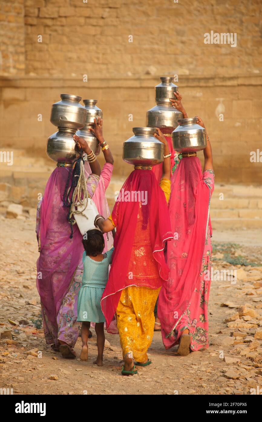 Rajasthani Frauen tragen von Wasser aus einem Brunnen an Amar Sagar, Lodurva, Nr. Jaisalmer, Rajasthan, Indien Stockfoto