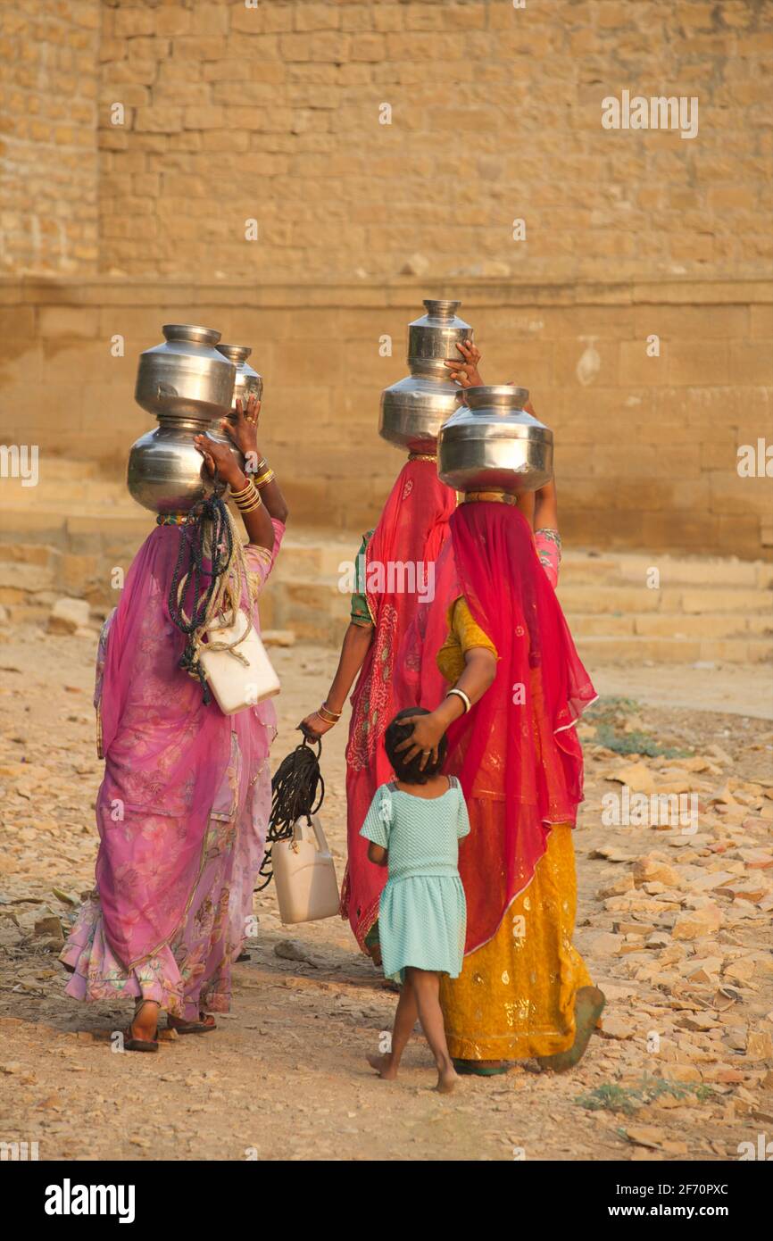 Rajasthani Frauen tragen von Wasser aus einem Brunnen an Amar Sagar, Lodurva, Nr. Jaisalmer, Rajasthan, Indien Stockfoto