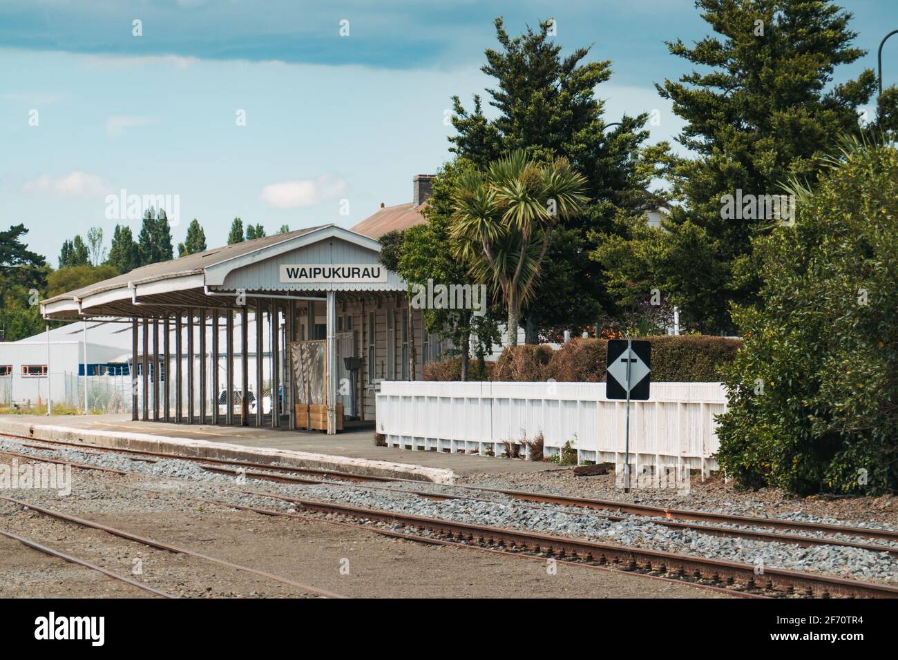 Mehrere Bahngleise fahren am Bahnhof Waipukurau, Neuseeland, vorbei Stockfoto