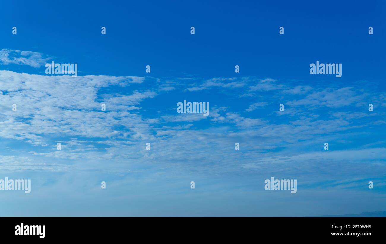 Weiße Wolken Cumulus schweben auf blauen Himmel für Hintergründe Konzept Stockfoto