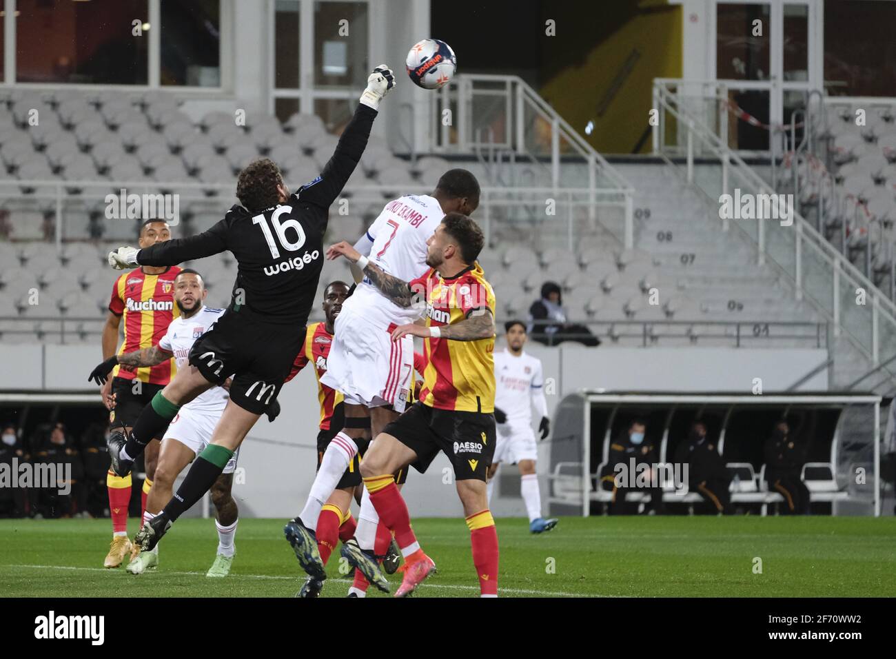 Lens, Hauts de France, Frankreich. April 2021. Lens-Torwart JEAN LOUIS LECA in Aktion während der französischen Fußball-Meisterschaft Ligue 1 Uber isst RC Lens gegen Olympique Lyonnais im Felix Bollaert Delelis Stadion - Lens.Lens und Lyon 1:1 gebunden Credit: Pierre Stevenin/ZUMA Wire/Alamy Live News Stockfoto