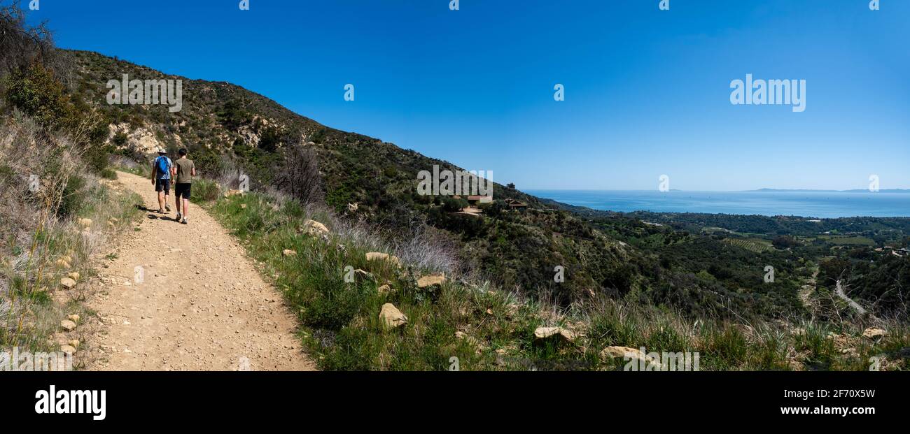 Old Romero Canyon Trail in Montecito, Kalifornien bei Santa Barbara an einem klaren, sonnigen Frühlingstag Stockfoto