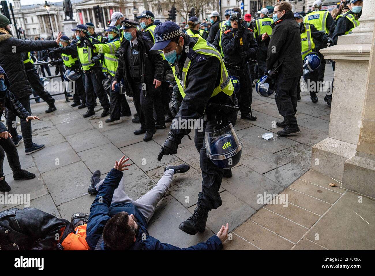 Ein Polizeibeamter schreit während des Protestes „Kill the Bill“ im Zentrum von London auf einen Demonstranten vor Ort. Protest gegen das neue Gesetz über Polizei, Kriminalität, Verurteilung und Gerichte, das im britischen Parlament verabschiedet werden soll. Der Gesetzentwurf wird es der Polizei ermöglichen, Protestbewegungen, die viele als drakonisch beschrieben haben, mit weitreichenden Kräften zu durchgreifen. Der Protest führte zu Zusammenstößen zwischen Demonstranten und Polizisten der Metropolitan Police, was zu mehreren Verletzungen bei der Polizei und den Demonstranten und zahlreichen Verhaftungen führte. Stockfoto