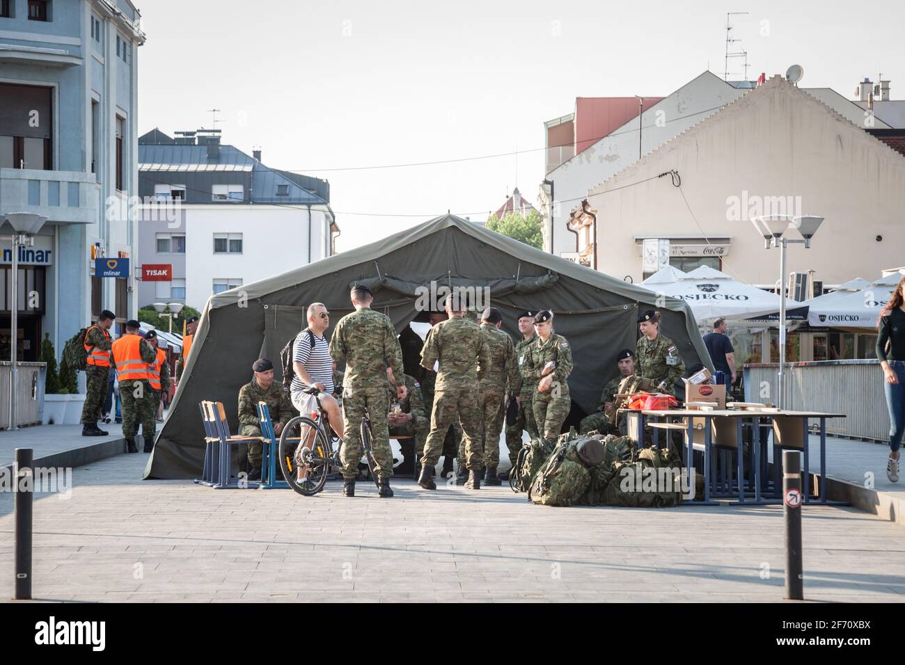 VUKOVAR, KROATIEN - 11. MAI 2018: Zelt voller kroatischer Soldaten, Infanterie, in den Straßen von Vukovar während Trainingsmanöver. Auch hrvatska genannt Stockfoto