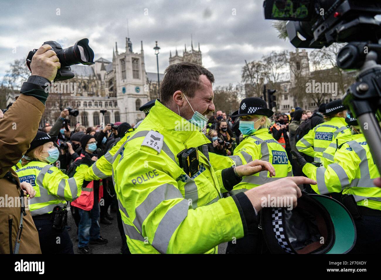 Ein Polizeibeamter, der während des Protestes „Kill the Bill“ im Zentrum von London von seinem eigenen Spray getroffen wurde. Protest gegen das neue Gesetz über Polizei, Kriminalität, Verurteilung und Gerichte, das im britischen Parlament verabschiedet werden soll. Der Gesetzentwurf wird es der Polizei ermöglichen, Protestbewegungen, die viele als drakonisch beschrieben haben, mit weitreichenden Kräften zu durchgreifen. Der Protest führte zu Zusammenstößen zwischen Demonstranten und Polizisten der Metropolitan Police, was zu mehreren Verletzungen bei der Polizei und den Demonstranten und zahlreichen Verhaftungen führte. (Foto von Tom Barlow Brown/SOPA Images/Sipa USA) Stockfoto