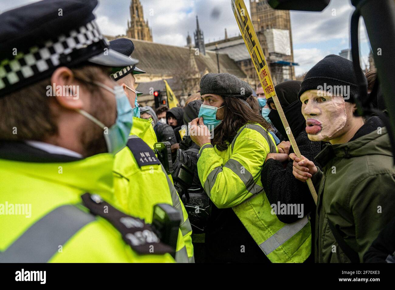 London, Großbritannien. April 2021. Demonstranten konfrontieren Polizisten während des Protestes zum Töten des Gesetzentwurfs. Protest gegen das neue Gesetz über Polizei, Kriminalität, Verurteilung und Gerichte, das im britischen Parlament verabschiedet werden soll. Der Gesetzentwurf wird es der Polizei ermöglichen, Protestbewegungen, die viele als drakonisch beschrieben haben, mit weitreichenden Kräften zu durchgreifen. Der Protest führte zu Zusammenstößen zwischen Demonstranten und Polizisten der Metropolitan Police, was zu mehreren Verletzungen bei der Polizei und den Demonstranten und zahlreichen Verhaftungen führte. (Foto von Tom Barlow Brown/SOPA Images/Sipa USA) Quelle: SIPA USA/Alamy Live News Stockfoto