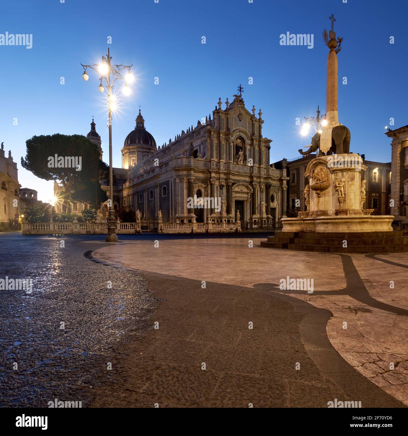 Beleuchtete Piazza Duomo, Catania, Sizilien, Italien am Abend. Kathedrale von Santa Agatha und Liotru, Symbol von Catania am Abend, Insel Sizilien Stockfoto
