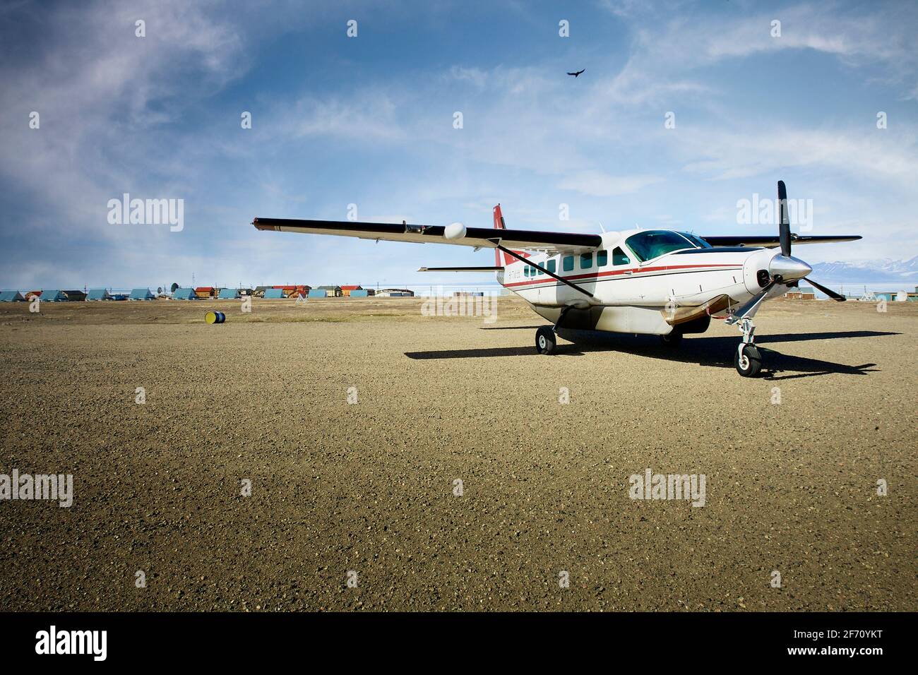 Cessna Grand Caravan parkte auf dem Vorfeld am Pond Inlet an der Nordspitze der Baffin Island, Nunavut Stockfoto