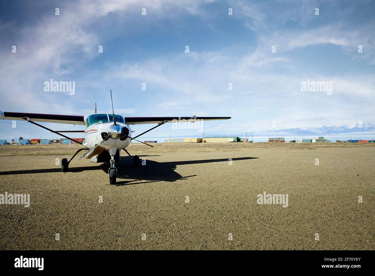 Cessna Grand Caravan parkte auf dem Vorfeld am Pond Inlet an der Nordspitze der Baffin Island, Nunavut Stockfoto