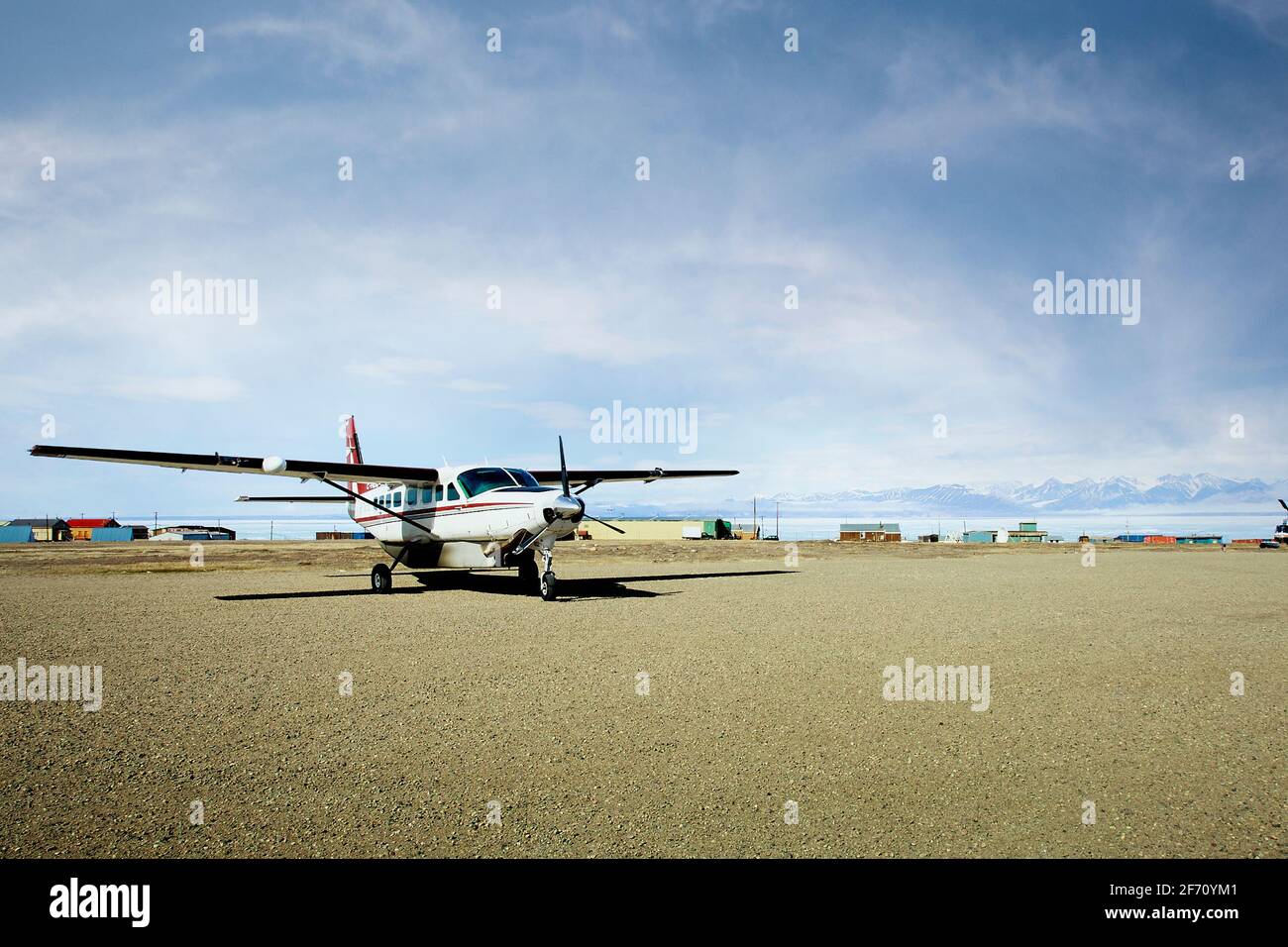 Cessna Grand Caravan parkte auf dem Vorfeld am Pond Inlet an der Nordspitze der Baffin Island, Nunavut Stockfoto