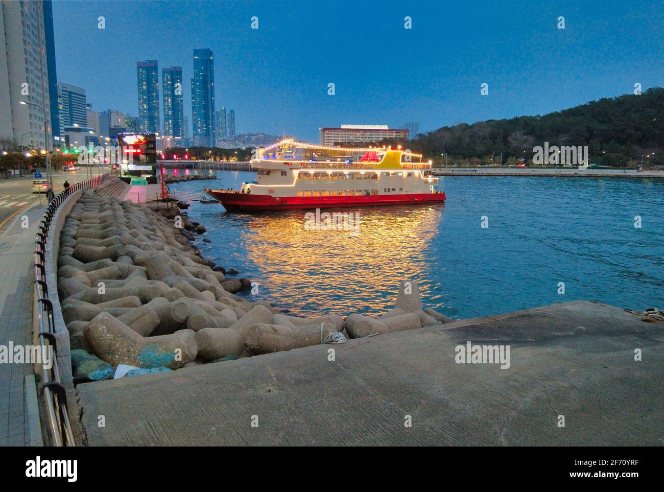 Nachtansicht des haeundae Meeres, Busan, Südkorea, Asien. Stockfoto