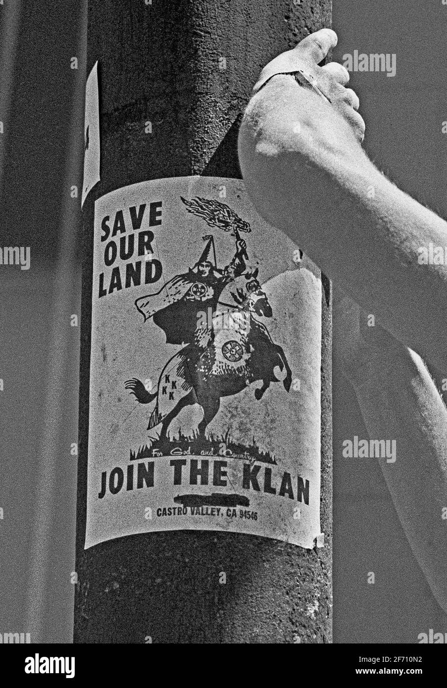 Rette unser Land und schließe dich dem Klan-Plakat am Mast in San Francisco, Kalifornien, an, während einer Kundgebung, die gegen Rassismus beim Militär protestiert, am 27. August 1977 Stockfoto