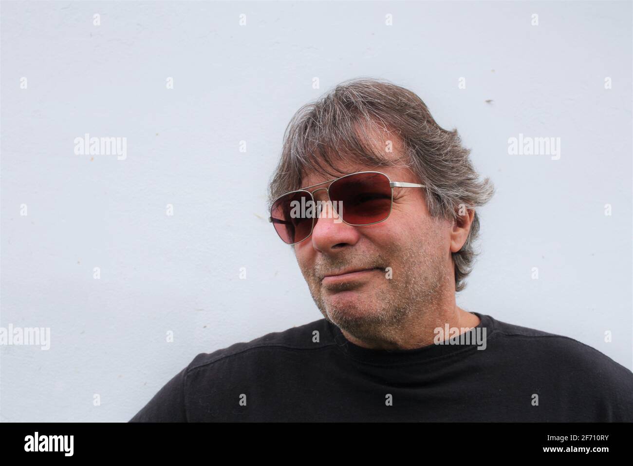 Älterer Mann mit Maske und Sonnenbrille Stockfoto