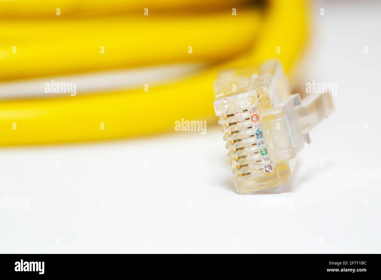 Gelbes Netzwerkkabel mit RJ 45-Stecker. Stockfoto