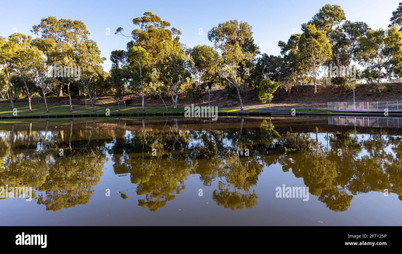Die Spiegelungen des Flussufers des torrens in adelaide South australia am 2. april 2021 Stockfoto