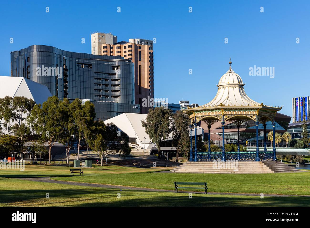Die Rotunde im älteren Park mit adelaide Stadtbild in der Hintergrund in südaustralien am 2. april 2021 Stockfoto