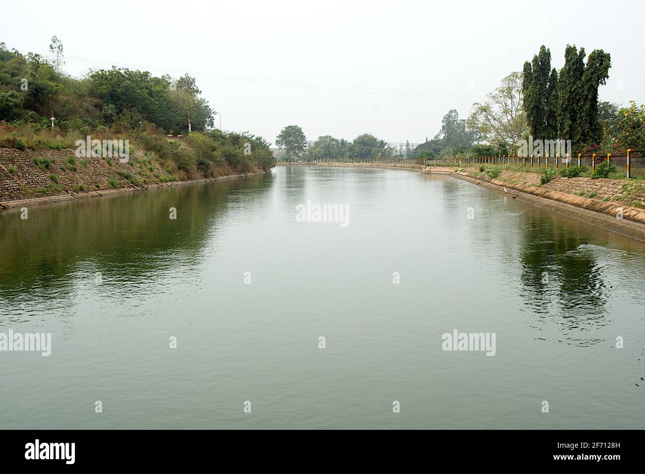 Blick auf den Hauptwasserkanal in der Nähe des Tungabhadra-Staudamms im Hospet im Bellary-Distrikt, Karnataka, Indien, Asien Stockfoto