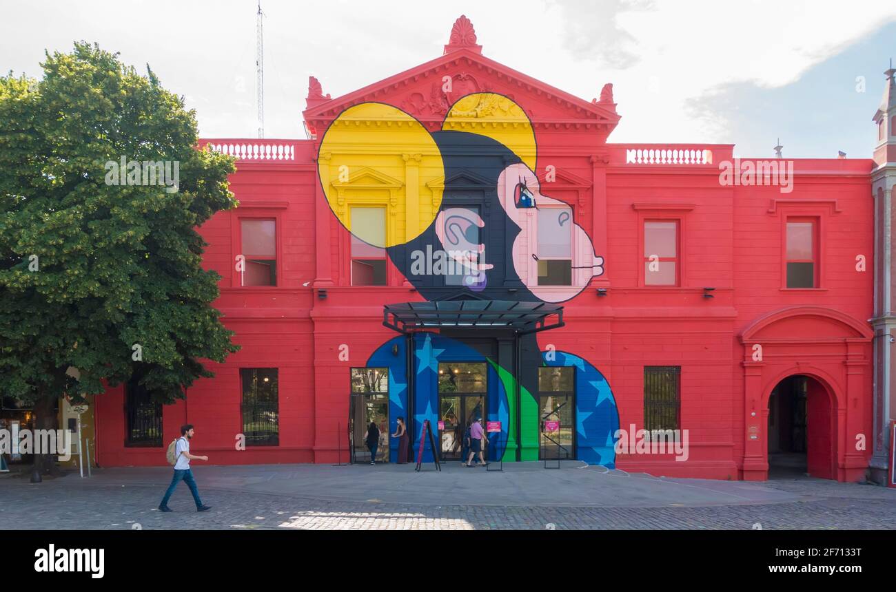 Menschen außerhalb des Kulturzentrums Recoleta, Buenos Aires, Argentinien Stockfoto