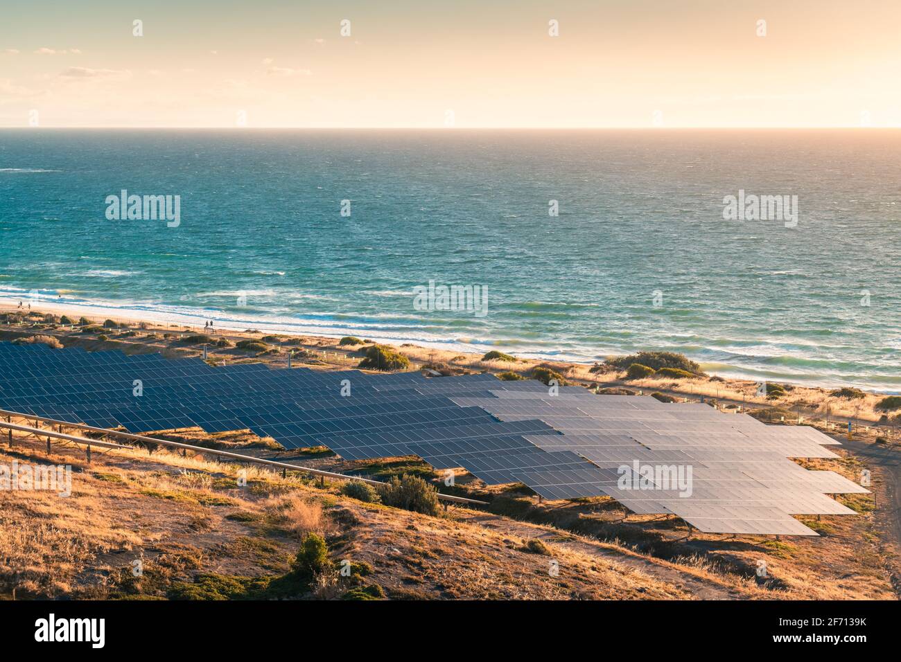 Sonnenkollektoren entlang der Küste bei Sonnenuntergang im Süden installiert Australien Stockfoto