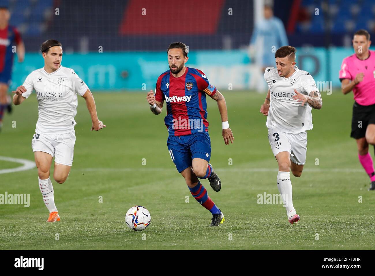 Valencia, Spanien. April 2021. (L-R) Jaime Seoane (Huesca), Jose Luis Morales (Levante), Pablo Maffeo (Huesca) Fußball: Spanisches Spiel „La Liga Santander“ zwischen Levante UD 0-2 SD Huesca im Estadio Ciutat de Valencia in Valencia, Spanien. Quelle: Mutsu Kawamori/AFLO/Alamy Live News Stockfoto