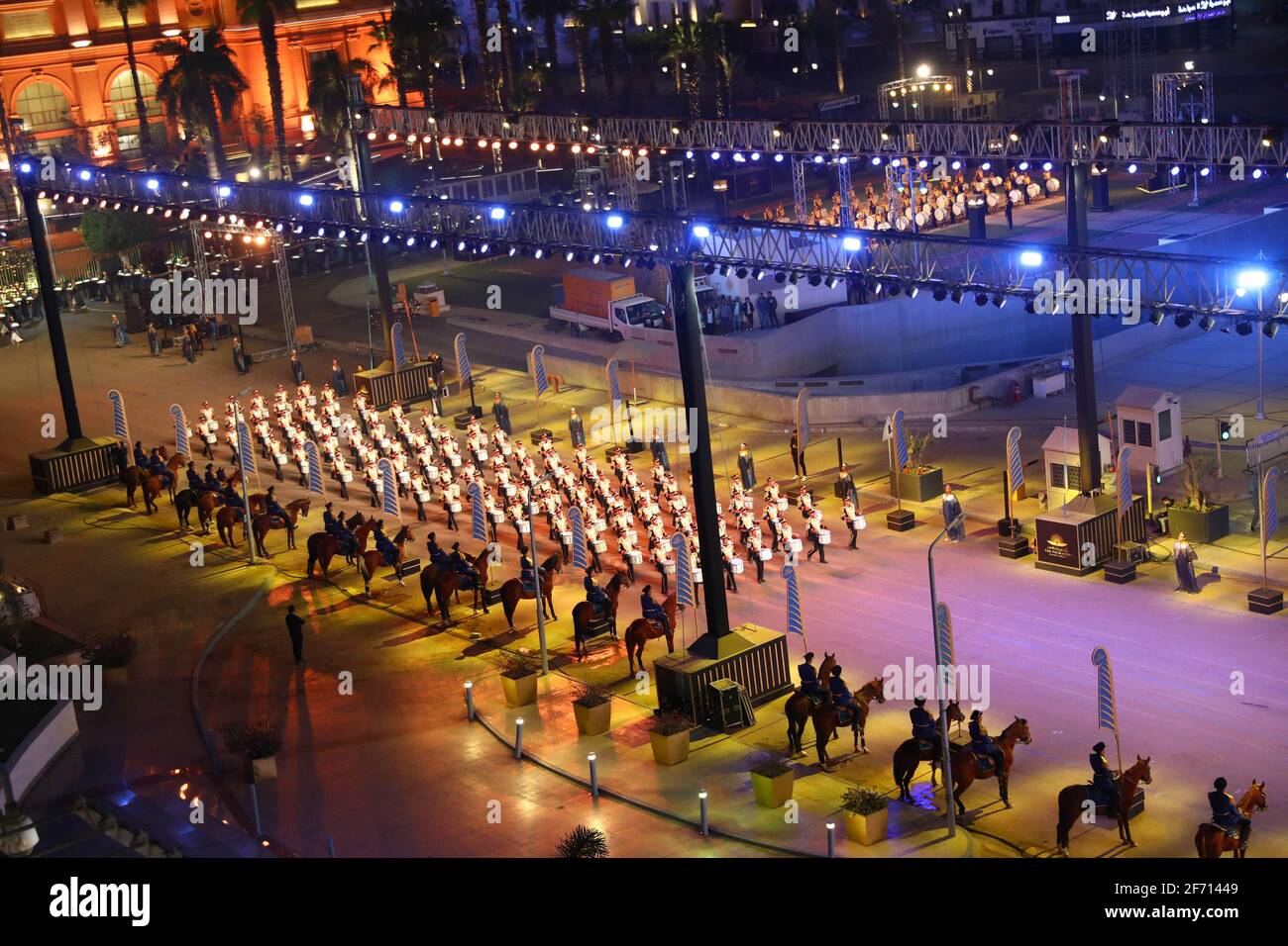 Kairo, Ägypten. April 2021. Darsteller in altägyptischen Kostümen marschieren zu Beginn der Parade von 22 altägyptischen königlichen Mumien, die am Samstag, den 3. April, vom Ägyptischen Museum auf dem Tahrir-Platz in Kairo abreisen. 2021 auf dem Weg zu ihrer neuen Ruhestätte im neuen National Museum of Egyptian Civilization, etwa sieben Kilometer südlich im historischen Fustat (Alt-Kairo). Die 18 Könige und vier Königinnen, die als „Goldene Parade der Pharaonen“ bezeichnet werden, reisen in der Reihenfolge, wobei die ältesten zuerst an Bord eines separaten Festwagens reisen, der im altägyptischen Stil eingerichtet ist. Foto von Karem Ahmed/UPI Credit: UPI/Alamy Liv Stockfoto