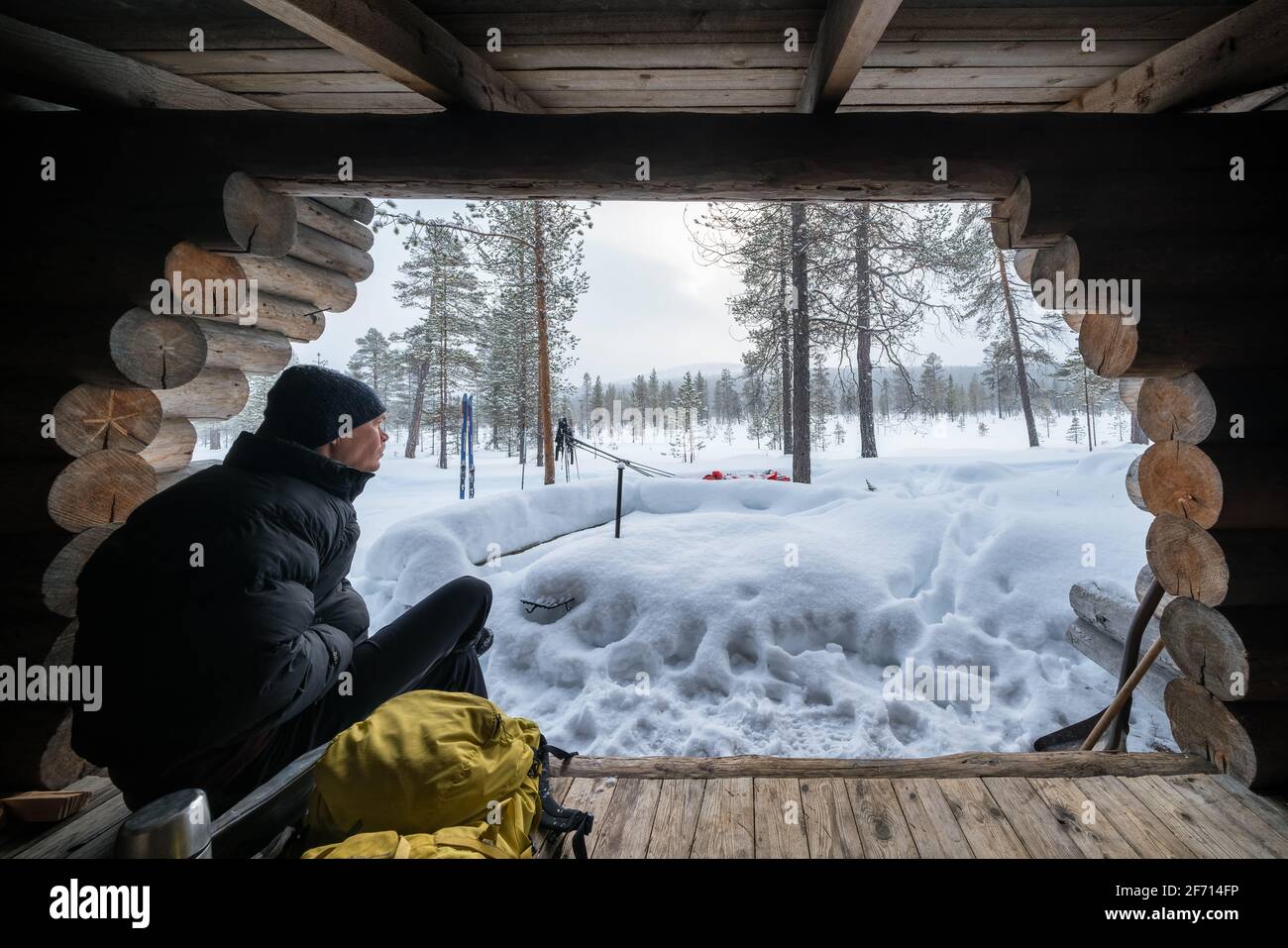 Eine Pause im Anterin pyöräparkki, ein Lean-to-Shelter, während einer Skitour im Urho-Kekkonen-Nationalpark, Sodankylä, Lappland, Finnland Stockfoto