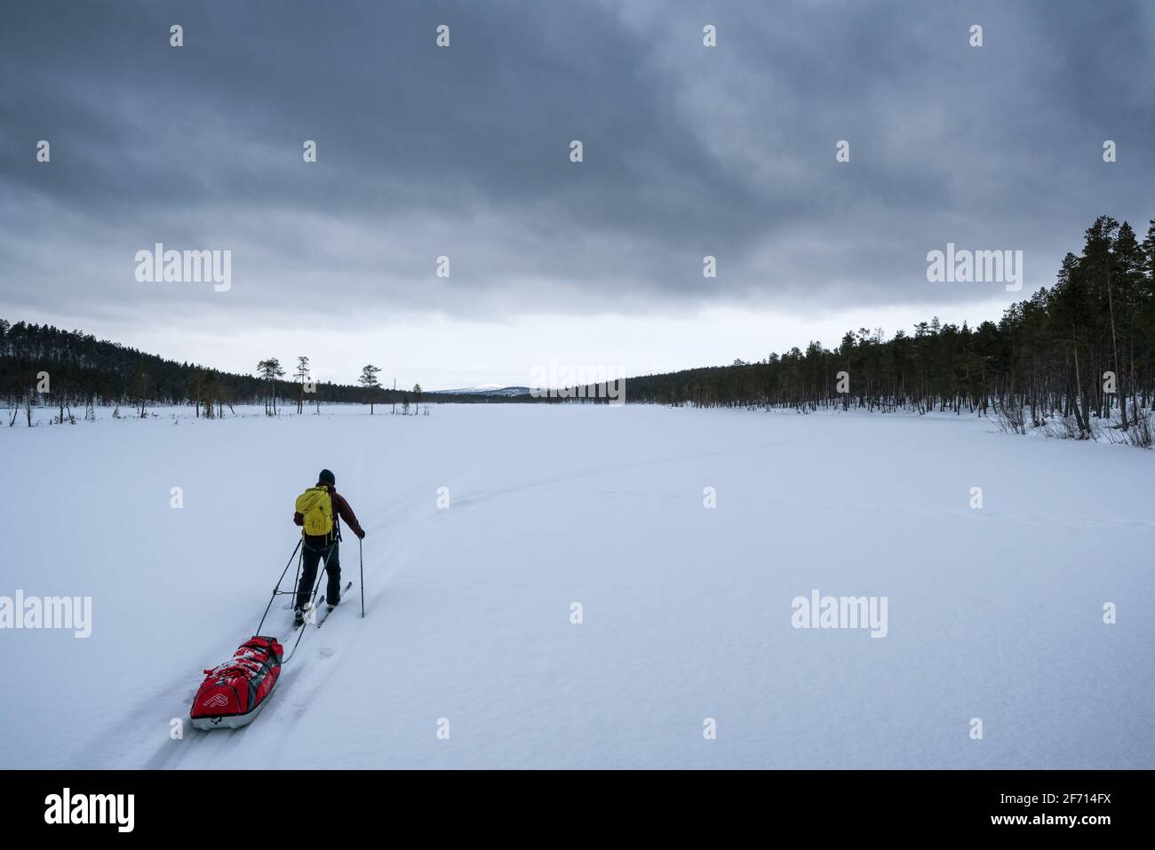 Skitouren auf dem Ylempi Kiertämäjärvi-See, Sodankylä, Lappland, Finnland Stockfoto
