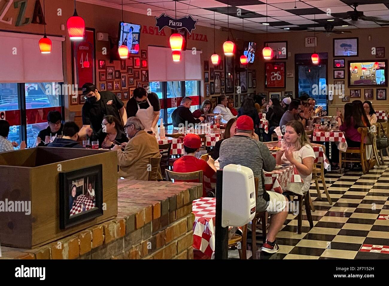 Am Samstag, den 3. April 2021, in San Antonio, speisen Gäste ohne Gesichtsmasken im italienischen Pizzeria-Restaurant des Julian's. Stockfoto