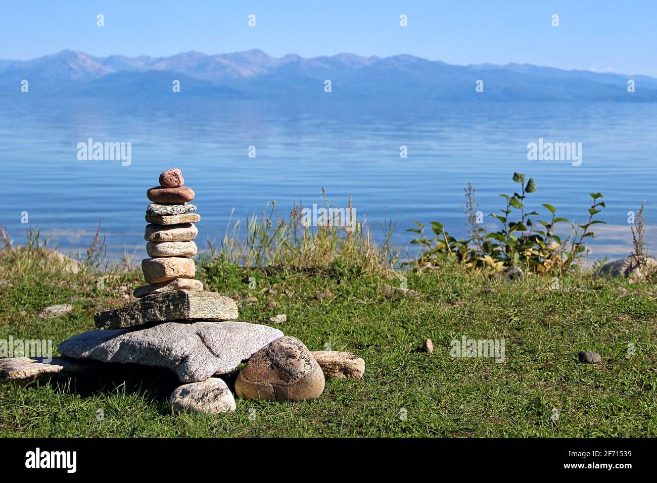 Steine gefaltet in Form einer großen Schildkröte, am Ufer des Baikalsees. Auf der Schale der Schildkröte befindet sich ein Steinhaufen. Sibirien, Burjatien. Stockfoto