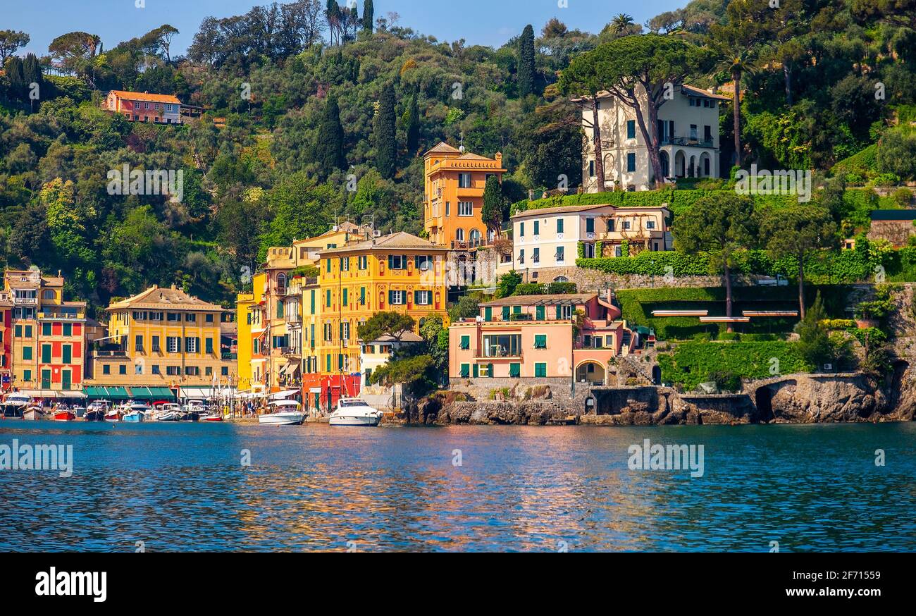 Blick auf das charmante charakteristische italienische Dorf Portofino auf Italienisch Riviera von Ligurien mit bunten Gebäuden an sonnigen Tagen Stockfoto