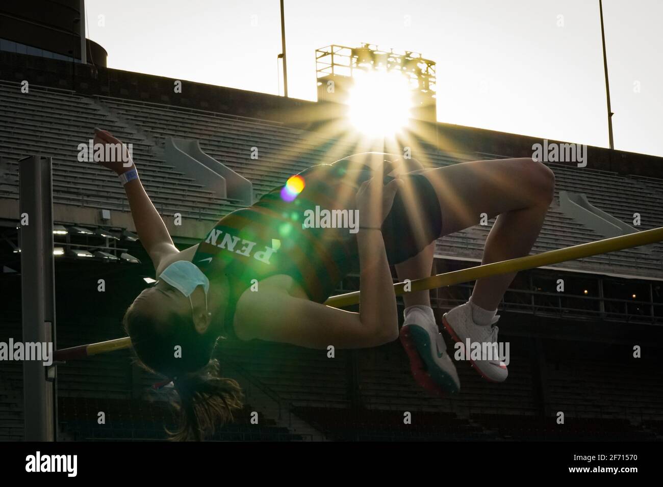 Philadelphia, USA. April 2021. Sarah Lavery von der University of Pennsylvania konkurriert beim Hochsprung der Frauen beim Philadelphia Big 5 Track Meet im Franklin Field in Philadelphia, USA. Penn ist die erste Universität der Ivy League, die seit Beginn der Pandemie COVID-19 wieder in den sportlichen Wettbewerb aufgenommen wurde. Kredit: Chase Sutton/Alamy Live Nachrichten Stockfoto