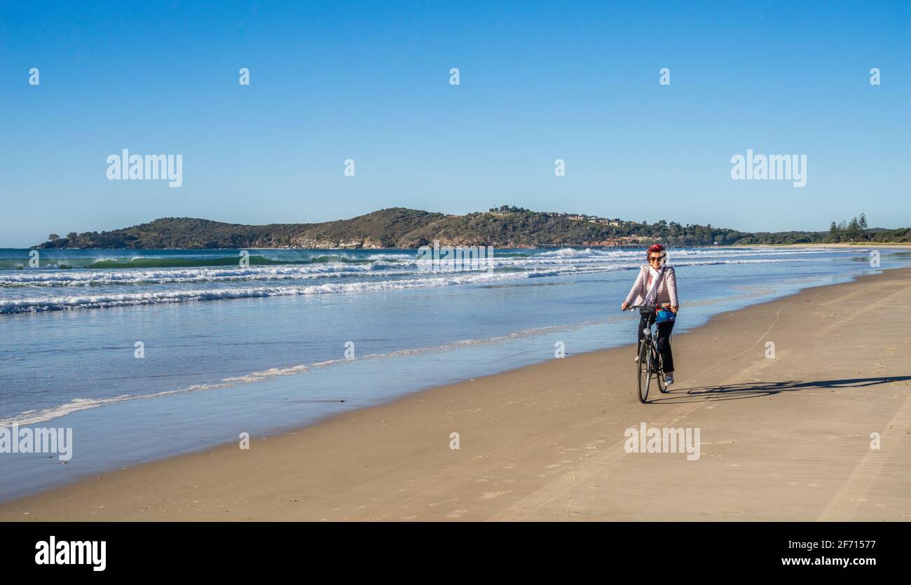 Radfahren am Airforce Beach, Evans Head, Northern-Rades-Region, New South Wales, Australien Stockfoto