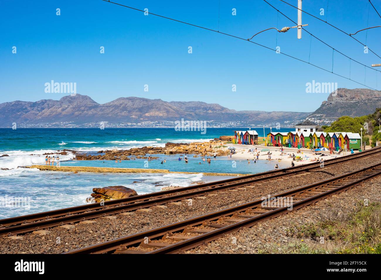Kapstadt, Südafrika - 23. März 2021: Passagierzug durch die kleine Küstenstadt St. James Stockfoto