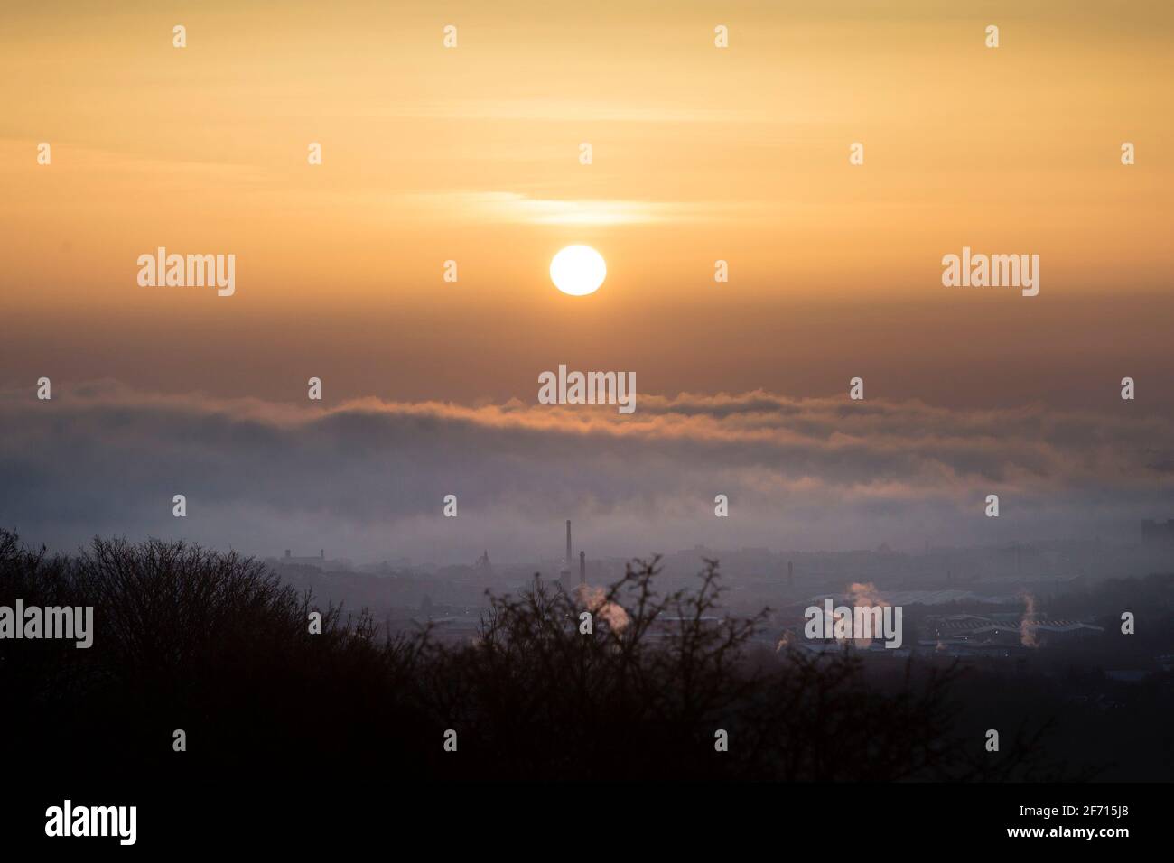 Bradford, Großbritannien. April 2021. Am Ostersonntagmorgen geht die Sonne auf und brennt von der Wolke über Bradford, während das gute Wetter in West Yorkshire anhält. April 2021. Credit Paul Thompson/Alamy Live News. Stockfoto