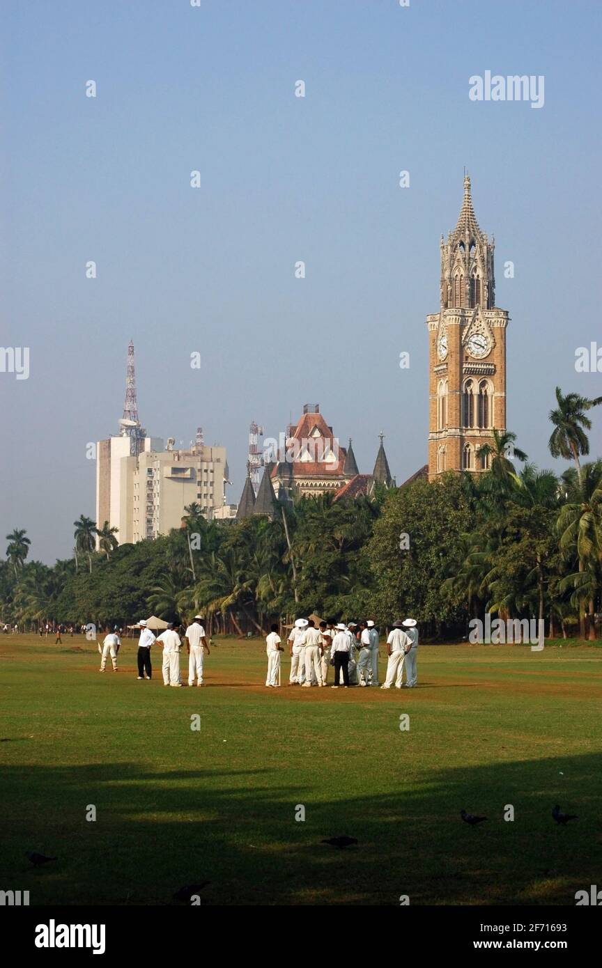 Mumbai, Indien - 25. November 2009: Spieler und Schiedsrichter bei einem Cricket-Spiel auf dem Maidan Oval in der Mitte der Stadt Mumbai, Indien auf einem sonnigen Hinterteil Stockfoto