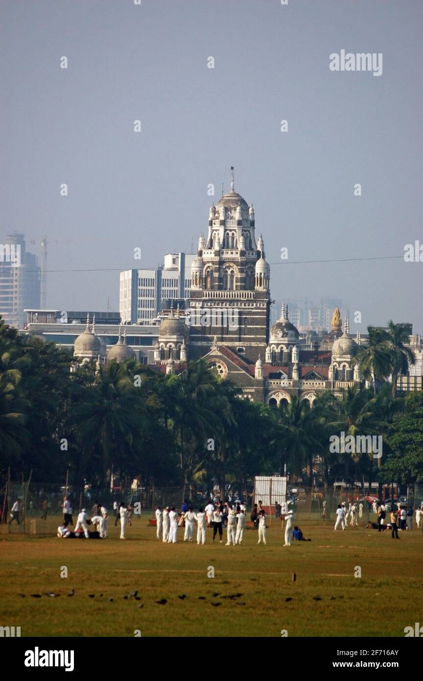 Mumbai, Indien - 25. November 2009: Blick über den innerstädtischen Park, bekannt als der Oval Maidan in Mumbai (Bombay), Indien. Der Park ist bei Einheimischen beliebt Stockfoto