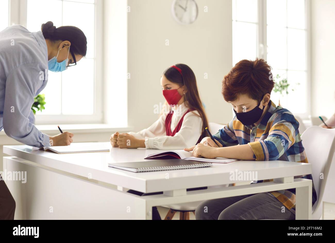 Lehrer und Schüler sollten Schutzmasken tragen, um die Ausbreitung einer Coronavirus-Infektion zu verhindern. Stockfoto