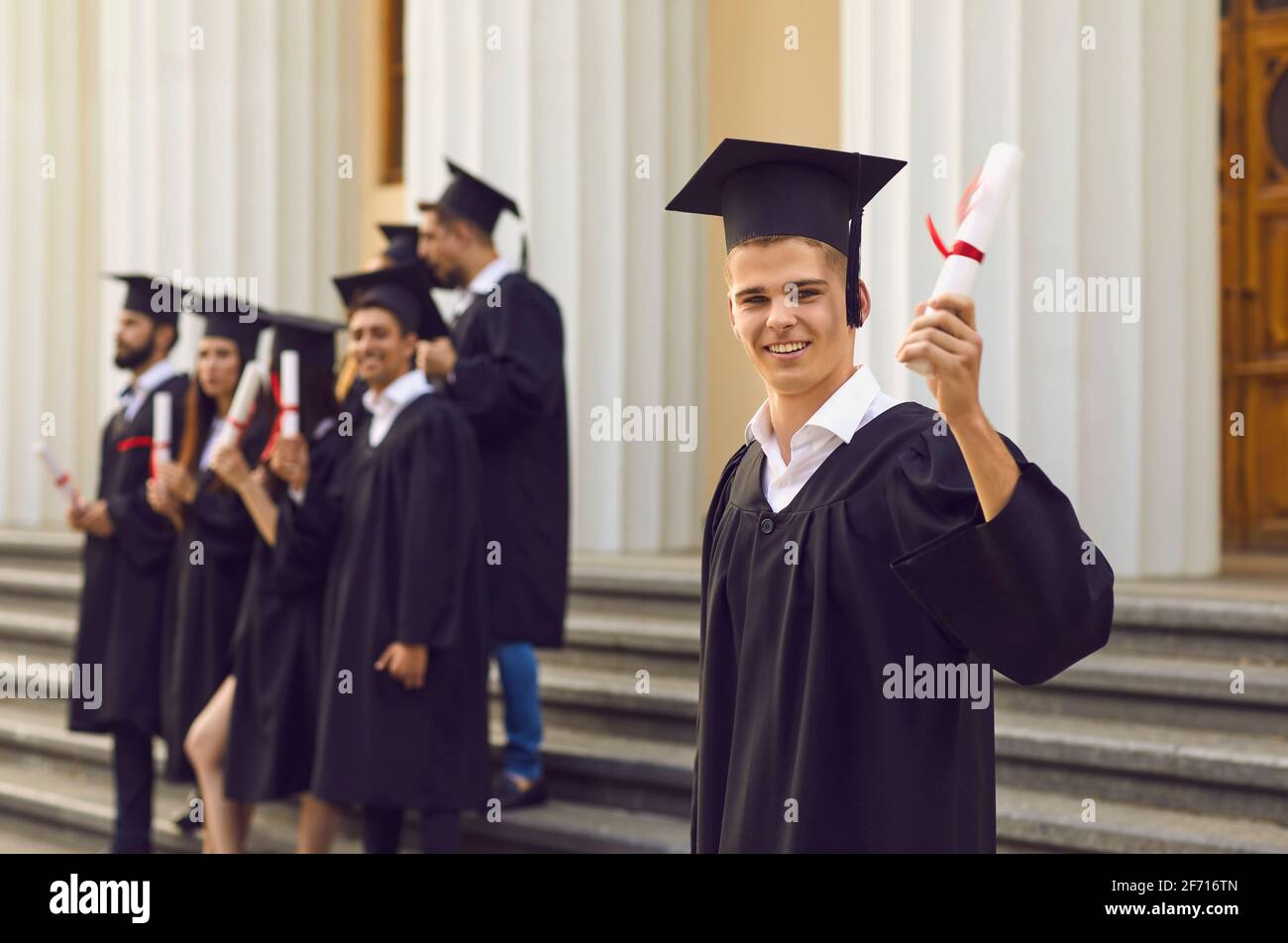 Lächelnder, graduierter Mann, der die Kamera anschaut Stockfoto
