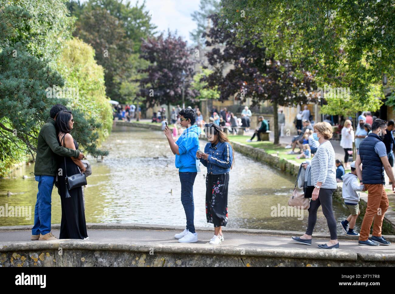 Szenen im Cotswold-Dorf Bourton-on-the-Water, das gerade erlebt wird Beispiellose Besucherzahlen während der Coronavirus-Pandemie (Aug 2020) Stockfoto