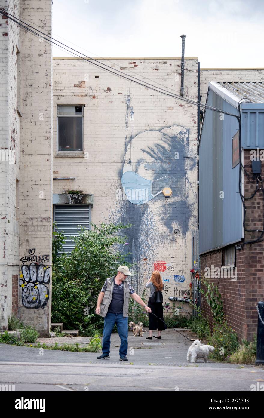 Das Coronavirus inspirierte die Adaption von Vermeers „Girl with A Pearl Earing“, die Banksy in Bristol, Großbritannien, zugeschrieben wird Stockfoto