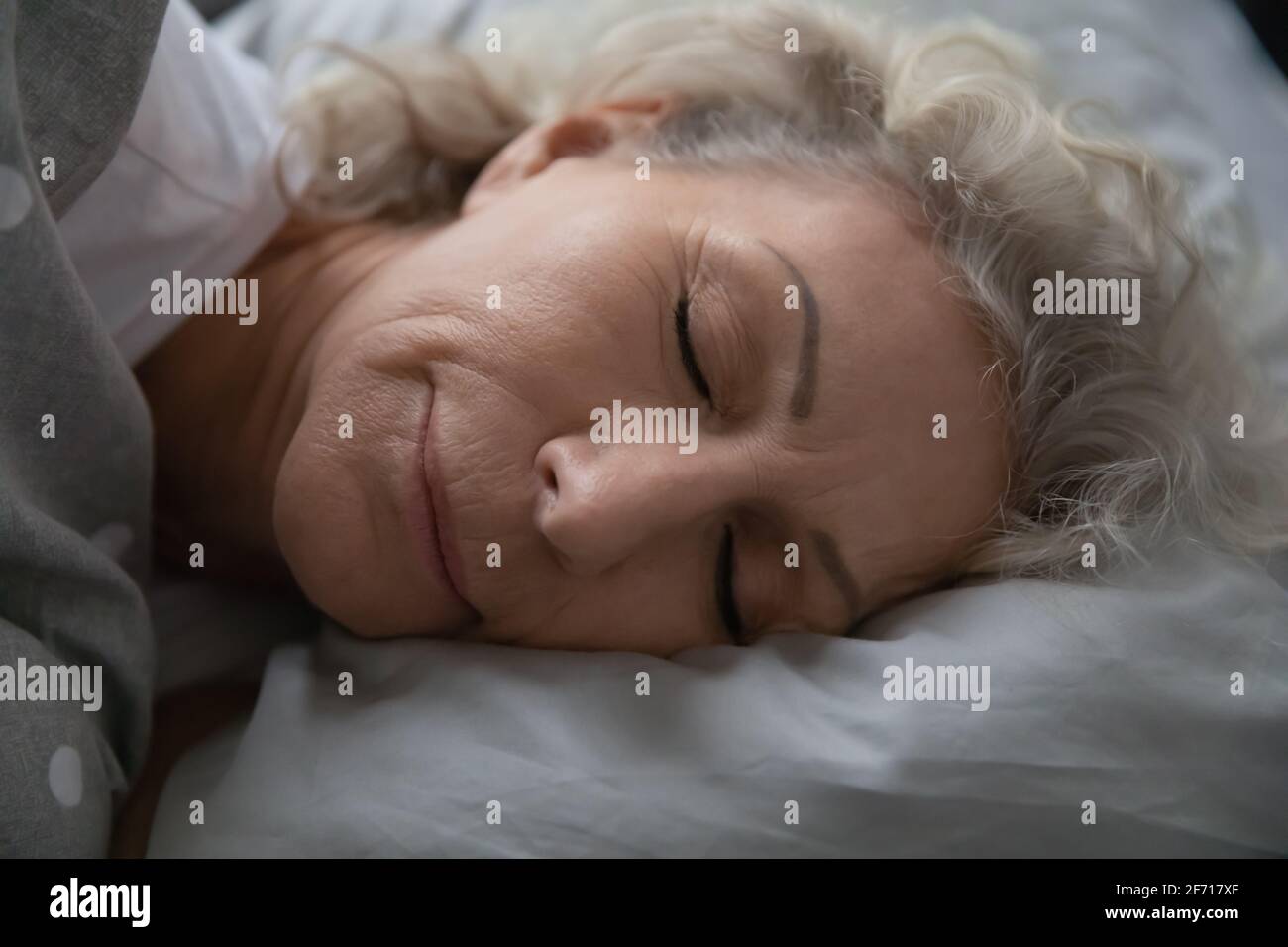 Ruhige, ruhige, alte Dame aus den 60ern, die einen gesunden Schlaf genießt Stockfoto