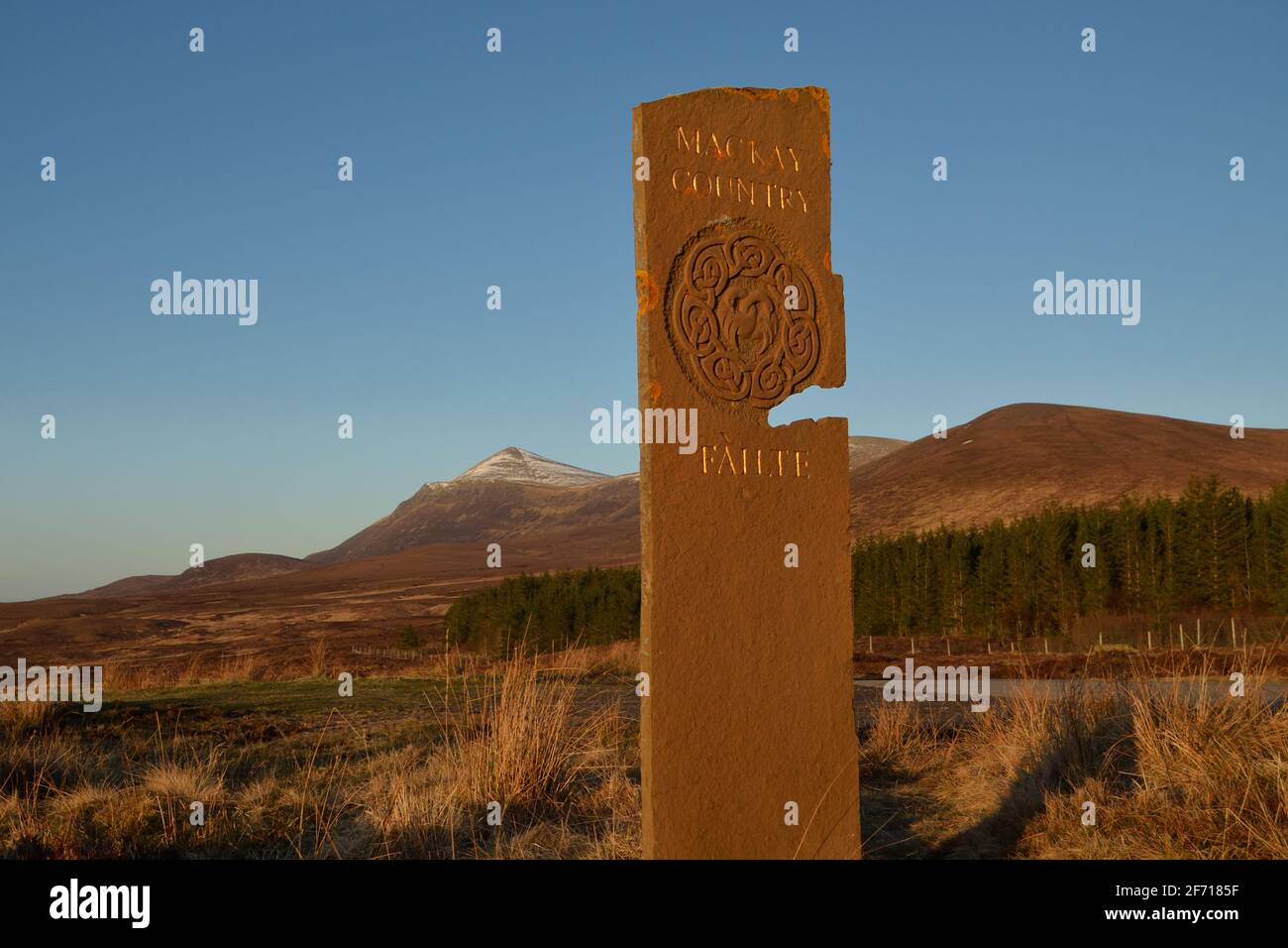 Ein Grenzstein, der den Beginn des sogenannten 'Mackay Country' markiert, dem historischen Territorium des Mackay Clans im nördlichen schottischen Hochland. Stockfoto
