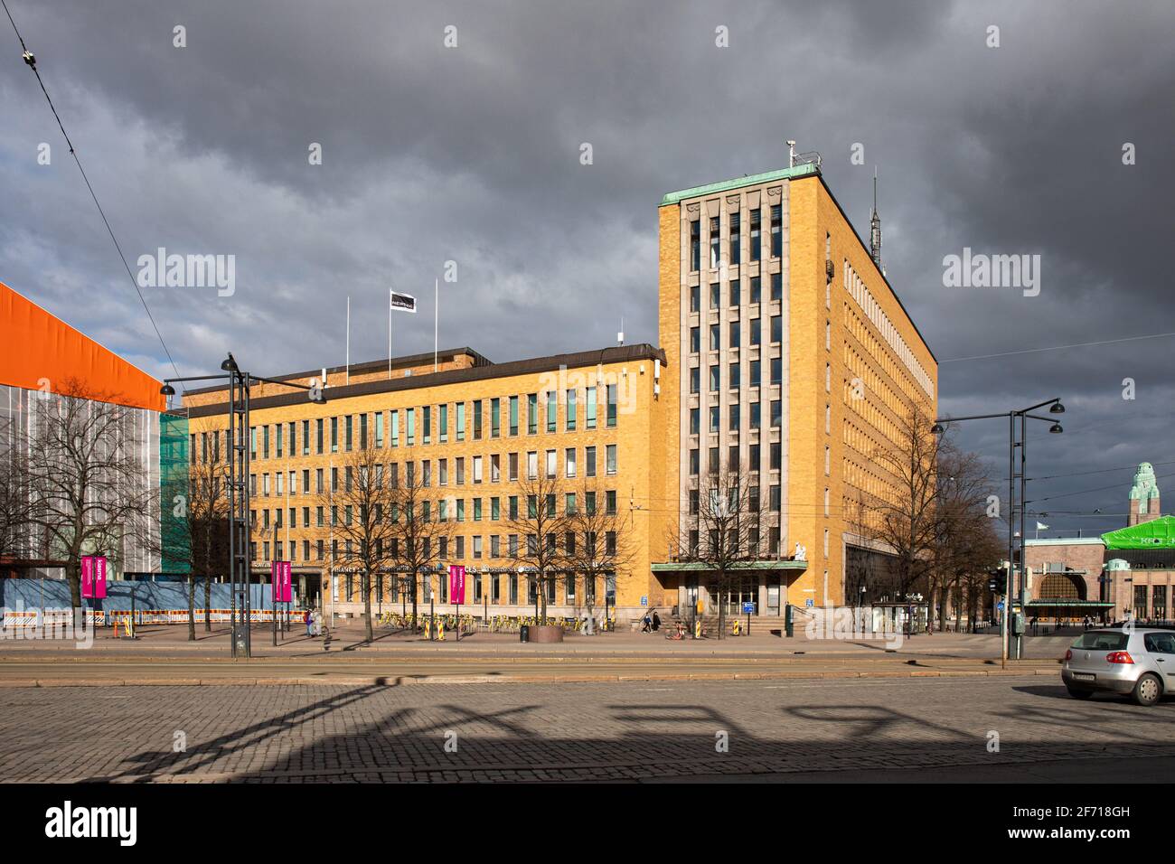 Postitalo, ehemaliger Hauptsitz der Finnischen Post. Bio Rex Neon Letters' Schatten auf dem Boden. Helsinki, Finnland Stockfoto