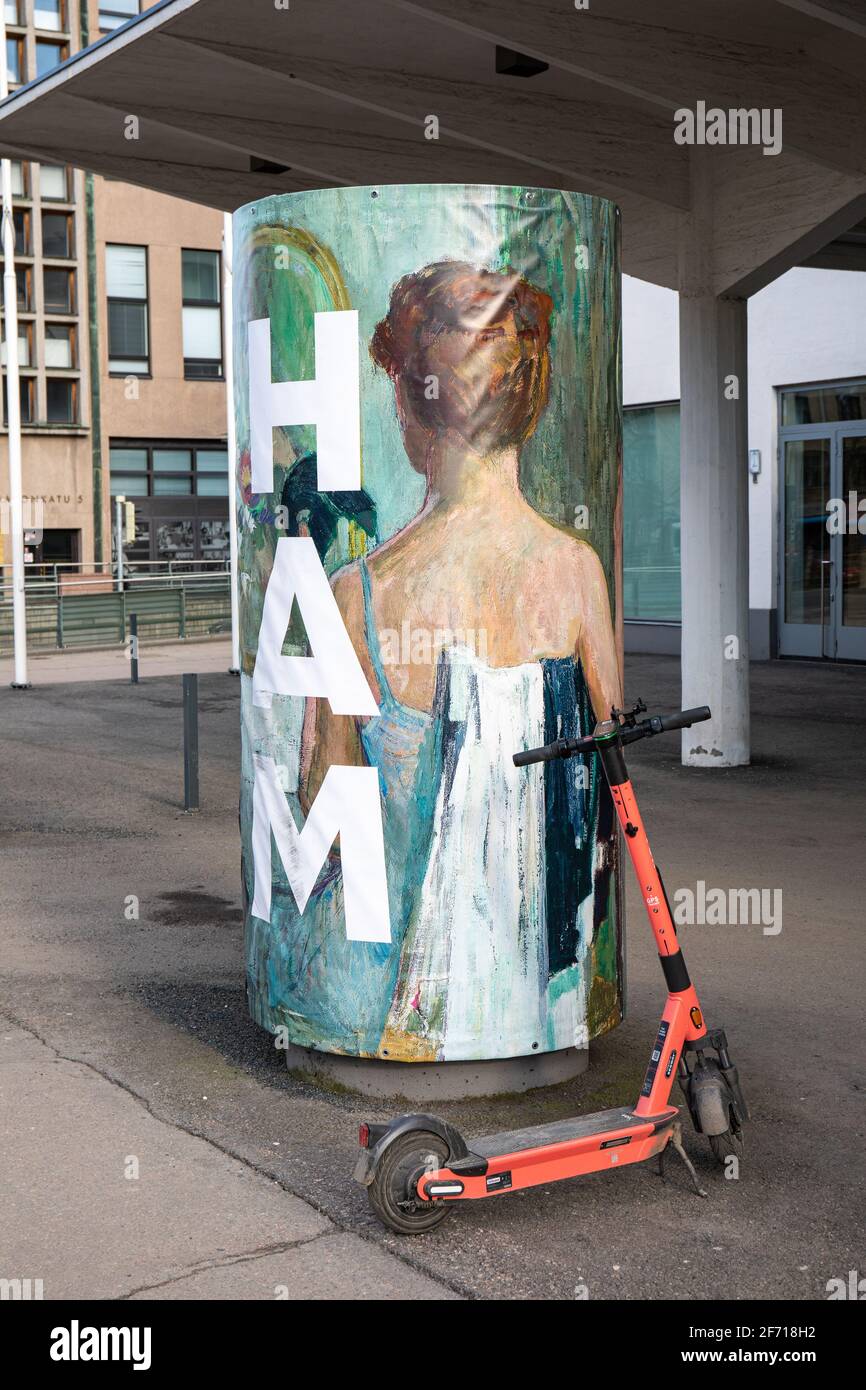 Elektro-VOI-Roller vor dem Helsinki Art Museum HAM im Stadtteil Kamppi in Helsinki, Finnland Stockfoto